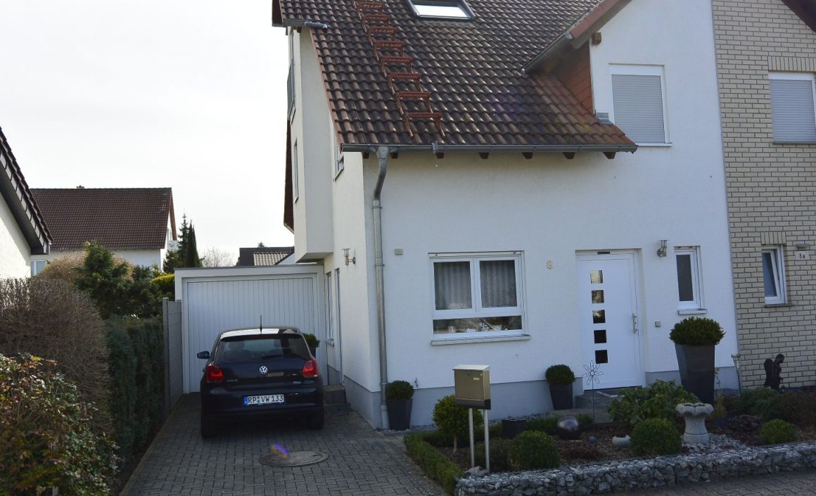 Rödersheim / Neuwertige, gepflegte Doppelhaushälfte mit Dachstudio